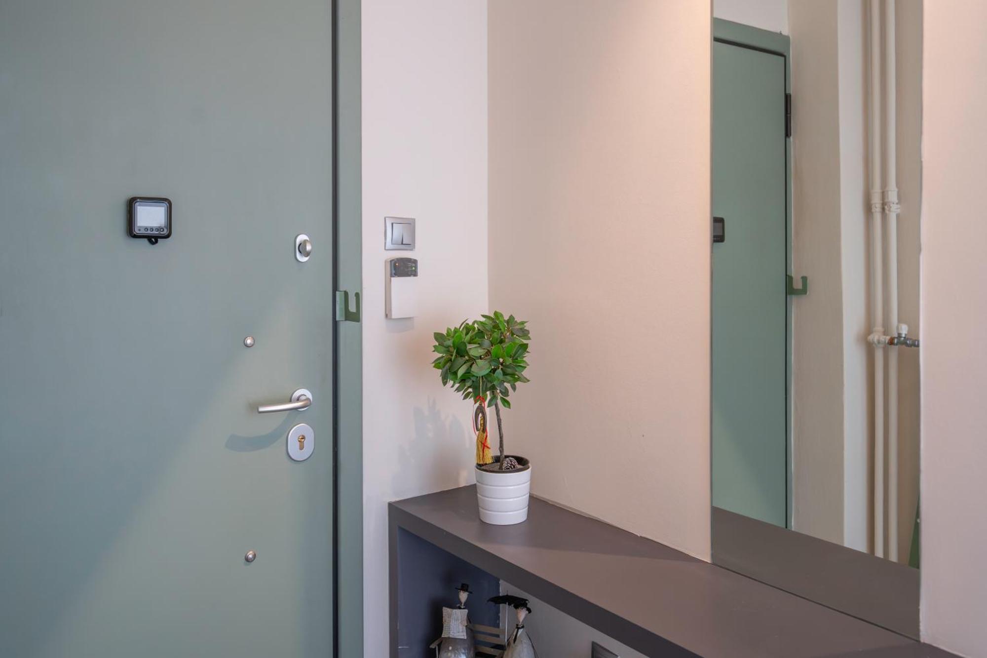 City Oasis: Newly Renovated 2Br Apt In City Center アテネ エクステリア 写真