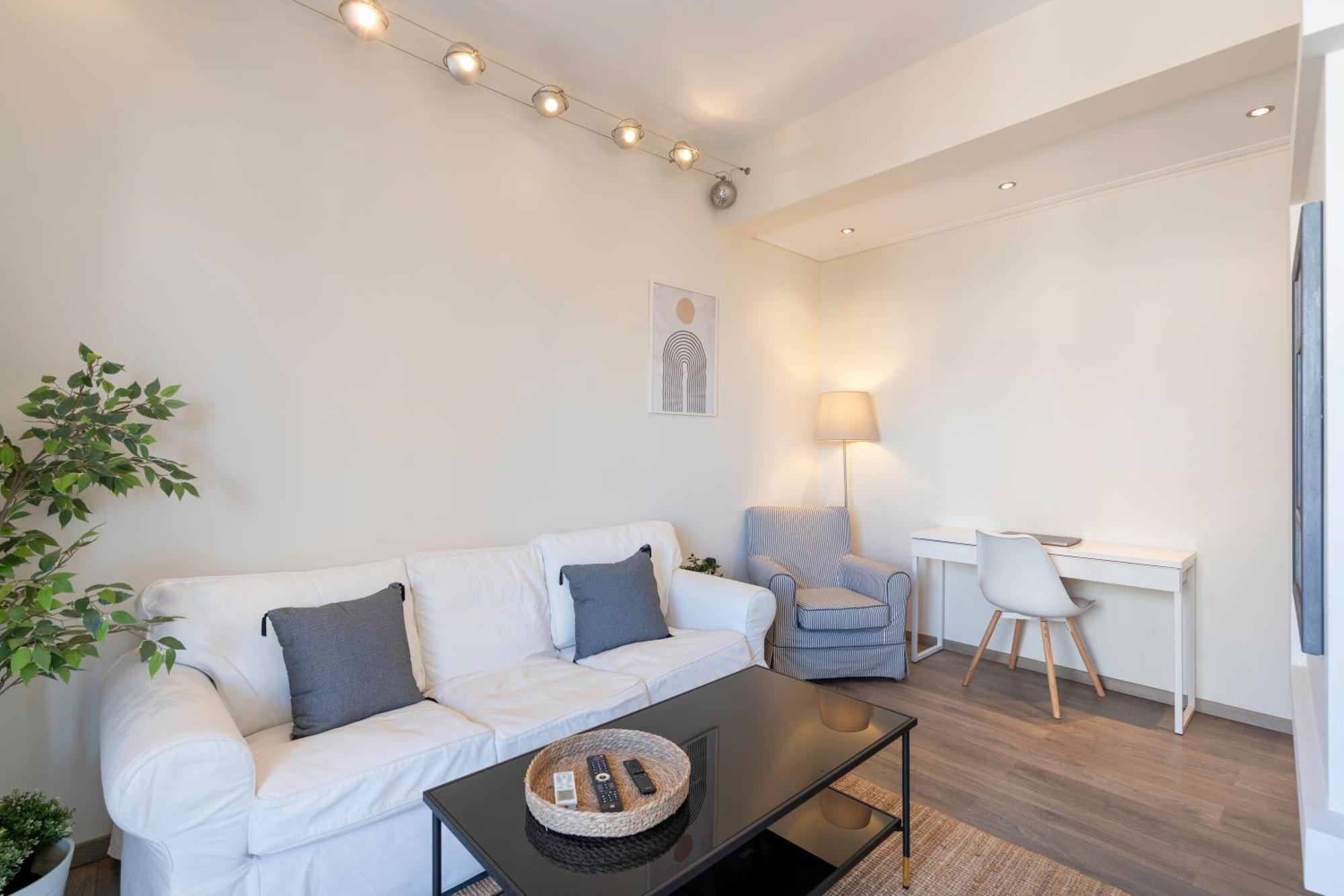 City Oasis: Newly Renovated 2Br Apt In City Center アテネ エクステリア 写真