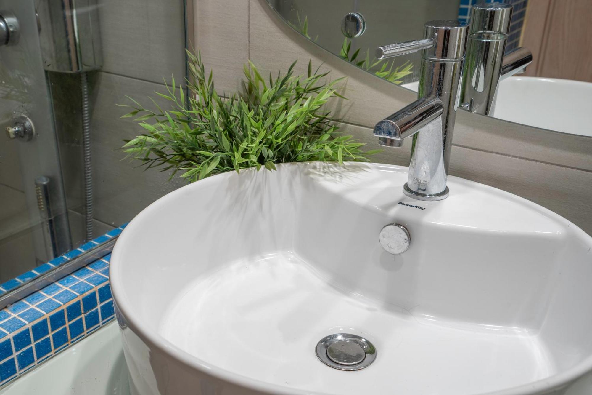 City Oasis: Newly Renovated 2Br Apt In City Center アテネ エクステリア 写真